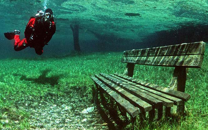 Παγκάκια με… βαθύτερο νόημα στην Αθήνα!