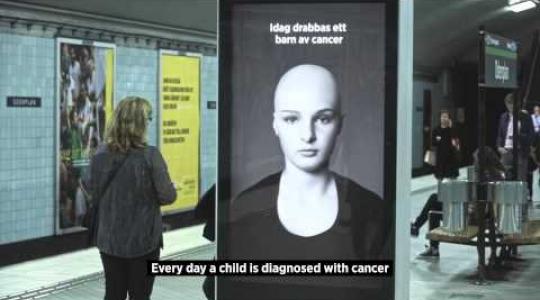Μια σοκαριστική διαφήμιση στο μετρό της Σουηδίας για τον παιδικό καρκίνο!