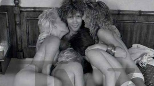 “Sex, Drugs and Bon Jovi”..προκλητική φωτογραφία κυκλοφορεί μαζί με άλλες σε βιβλίο