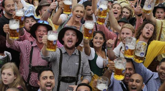 Το Μόναχο έρχεται εδώ και … η μπύρα θα δίνει και θα παίρνει! Το Octoberfest έρχεται Αθήνα!
