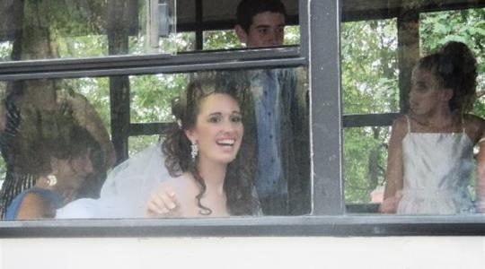 Απίστευτες εικόνες: Δείτε τη νύφη που πήγε στο γάμο της με το…λεωφορείο!