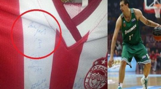 Αυτό είναι ο αθλητισμός! Πιτσιρικάς οπαδός του Ολυμπιακού ζήτησε και πήρε αυτόγραφο από τον… Διαμαντίδη πάνω στην “ερυθρόλευκη” φανέλα! (PHOTO)