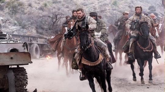 Ο Chris Hemsworth με άλογο ενάντια στα τανκς στο trailer του «12 Strong»