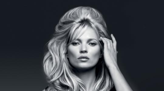 Η εικόνα – ΣΟΚ! της 41χρονης Kate Moss με το γερασμένο πρόσωπο που κάνει το γύρο του διαδικτύου!