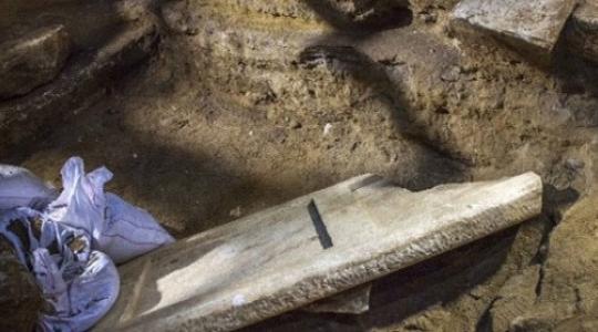 Τάφος Αμφίπολης: Βρέθηκε το μαρμάρινο θυρόφυλλο του τρίτου θαλάμου!