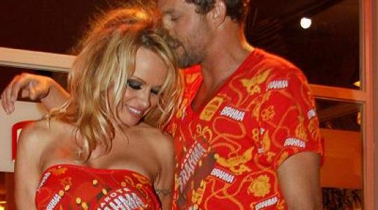 Η Pamela Anderson στο καρναβάλι του Rio χωρίς εσώρουχο..  Ε δεν είναι και η πρώτη φορά που την πιάνει paparazzi έτσι από κάτω..