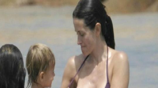 Courtney Cox…η κόρη της Coco της τραβάει το μαγιό και όλο το στήθος βγήκε έξω!