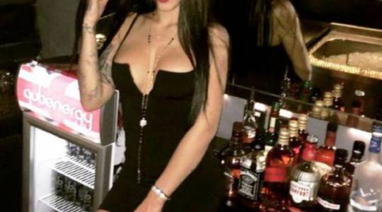 ΚΟΛΑΣΗ! Η πιο καυτή barwoman στην Ελλάδα εν δράσει! (photos)