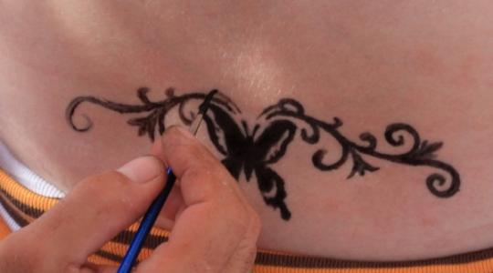 ΣΟΚ! Δείτε τι έπαθε μια κοπέλα από το Ηράκλειο από τατουάζ χένας!