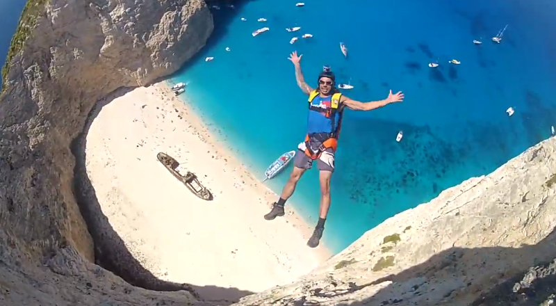 Base Jump στη μοναδική παραλία του Ναυαγίου στη Ζάκυνθο!