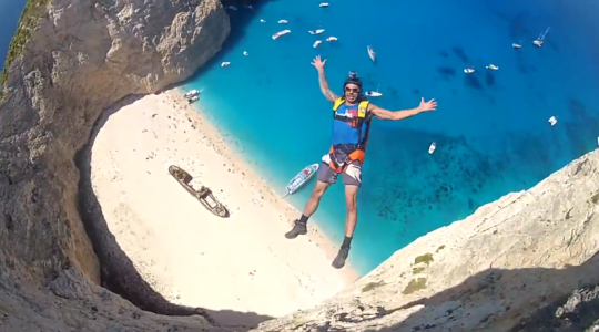 Base Jump στη μοναδική παραλία του Ναυαγίου στη Ζάκυνθο!