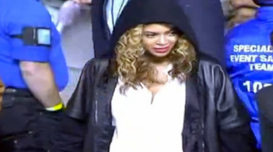 Βίντεο: Ο Jay-Z τραγουδάει και η Beyonce χορεύει στην βροχή!!