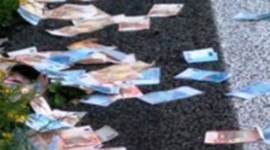 ΣΟΚ έπαθαν οι οδηγοί – Γέμισε… χαρτονομίσματα ο δρόμος