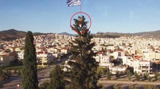 ΣΟΚ! Ηλικιωμένος ρίσκαρε τη ζωή του για την ελληνική σημαία!