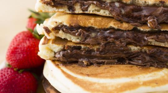 Φτιάξε εύκολα και γρήγορα τα πιο νόστιμα pancakes με γέμιση Νουτέλα!
