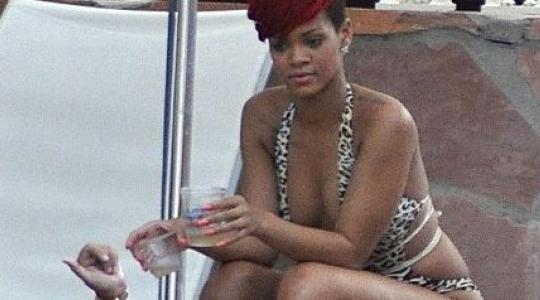 Δυο δυο τα ποτά η Rihanna στις διακοπές της..