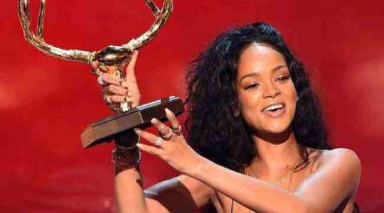 Επιτέλους η Rihanna ντύθηκε για να παραλάβει το βραβείο της!