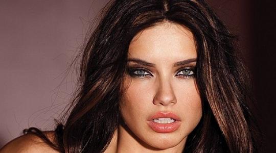 Adriana Lima… σίγουρα όλοι την κοιτάνε στα μάτια… όχι όμως σε αυτά..!