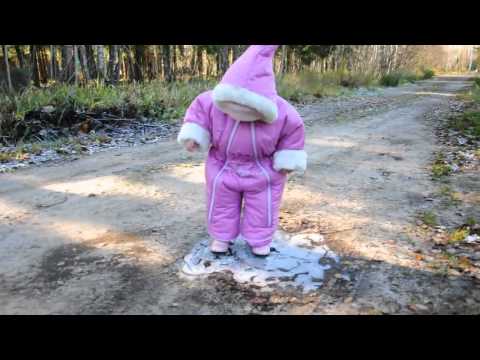 Αστείο Βϊντεο: Μωρό περπατά πρώτη φορά πάνω σε πάγο!