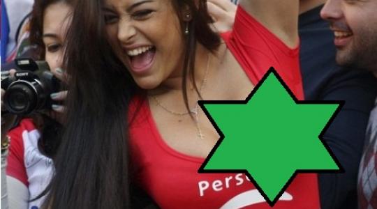 Όταν η Larissa Riquelme σηκώνει το χέρι και μας δείχνει το στήθος της…