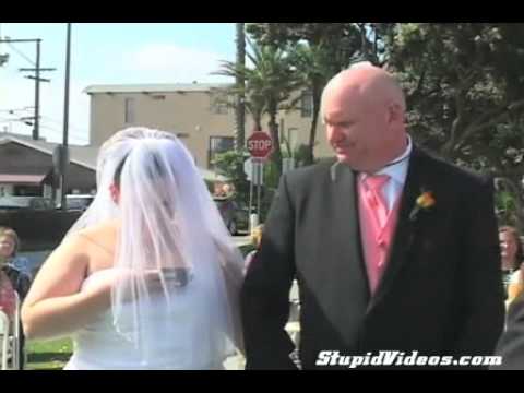 Η πρώτη νύφη που βαριέται στον γάμο της…