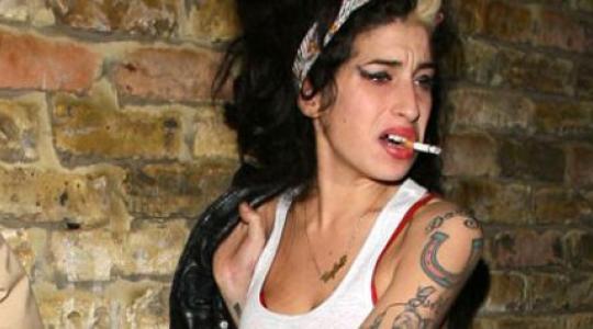 H Amy Winehouse μετακομίζει σε σπίτι που έμενε ο Μακάριος