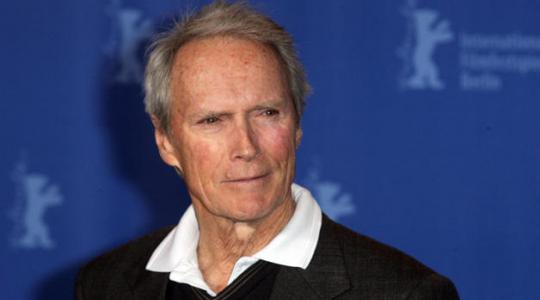 Ο Clint Eastwood σώζει τη ζωή σηκώνοντας άνθρωπο 90 κιλών!