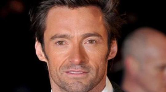 O Hugh Jackman πίνει τσάι.