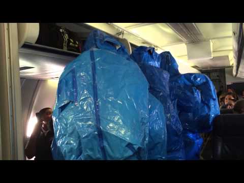 Δείτε τι συμβαίνει αν αστειευτείς στο αεροπλάνο ότι έχεις Έμπολα!