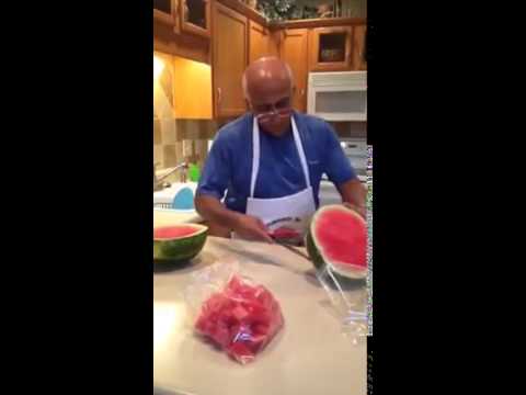 Ο πιο γρήγορος και εύκολος τρόπος να κόψεις ένα καρπούζι!