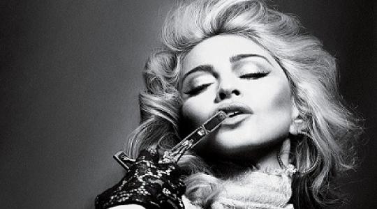 Λαγούς με πετραχήλια τάζουν στη Madonna…