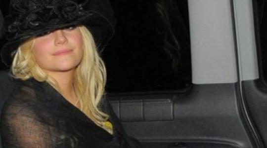 Η Pixie Lott λανσάρει νέα μόδα στα παπούτσια…