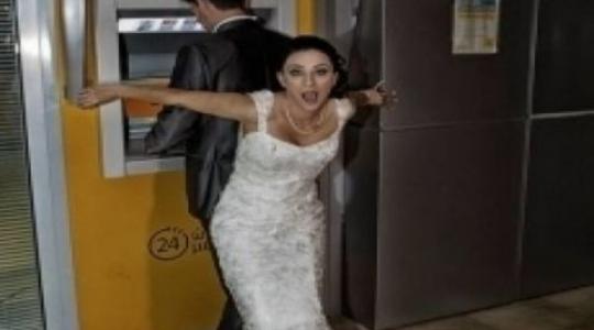 Η νύφη – σωματοφύλακας του γαμπρού σε ΑΤΜ μετά το γάμο! Οι φωτογραφίες που κάνουν τον γύρο του διαδικτύου!