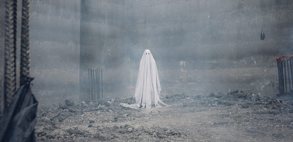 Ο Casey Affleck στοιχειώνει την Rooney Mara στο «A Ghost Story»