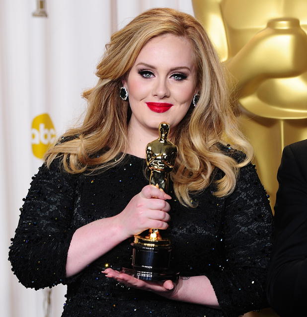 Adele: Ανέβασε φωτογραφία στο Τwitter της να ποζάρει δίπλα… σε όρχεις!
