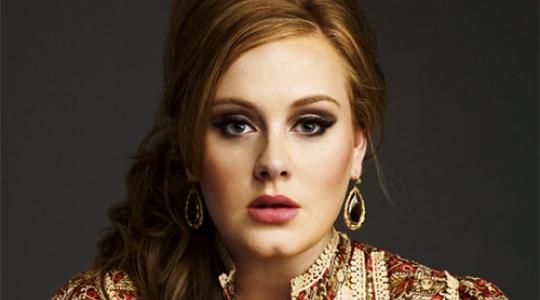 Η πρώτη φωτογραφία της Adele με φουσκωμένη κοιλίτσα!