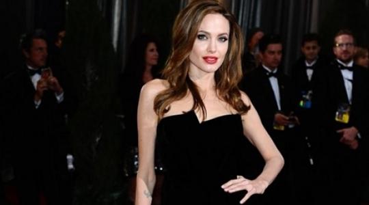 Do it like Angelina Jolie! Someone copied her… leg! (the famous leg from the appearance at the Oscars)