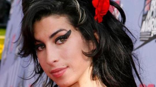 ΤΙ ΕΚΑΝΕ Η AMY WINEHOUSE ΠΡΙΝ ΠΕΘΑΝΕΙ