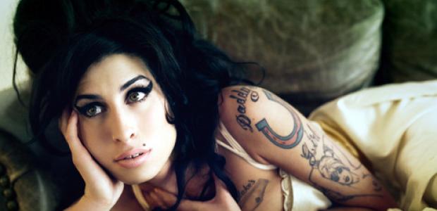 Η 14χρονη Αmy Winehouse τραγουδάει το Happy Birthday