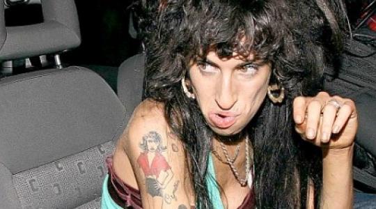 Σε ποιο πλανήτη θα γίνει η Amy Winehouse σχεδιάστρια μόδας?