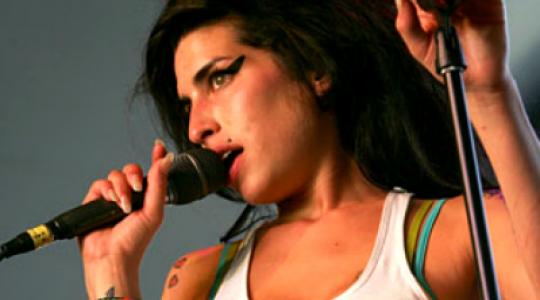 Προέκταση του χεριού της το ποτό για την Amy Winehouse…