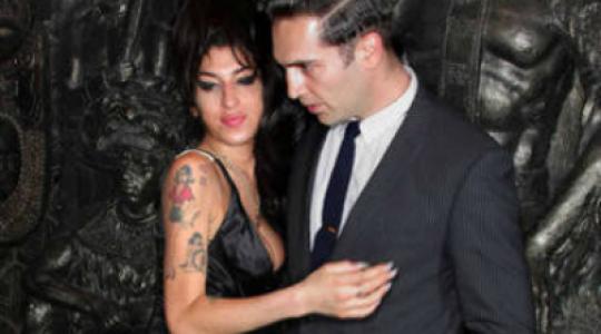 Reg Traviss: “Δεν θα αναμιχθώ στη βιογραφική ταινία της Amy Winehouse”…