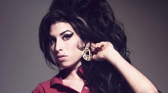 Amy Winehouse: Οι πρώτες φωτογραφίες από το άγαλμά της