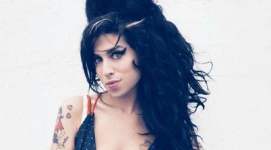 Το νέο άλμπουμ της Amy Winehouse βοηθάει και την οικογένεια της…