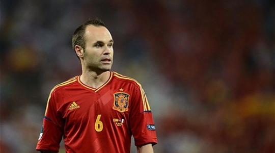 Andres Iniesta turns to a puppet for a new shoes commercial!