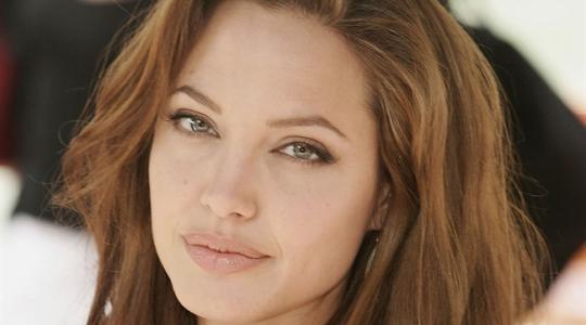 Angelina Jolie : Μια ζωή τελικά αντροχωρίστρα ήταν…