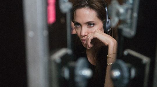 Η Angelina Jolie αναλαμβάνει τον πρωταγωνιστικό στο «The Kept»