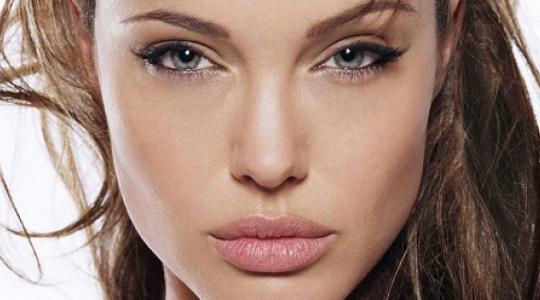 Η Angelina Jolie θα παίξει την Κλεοπάτρα σε 3D…