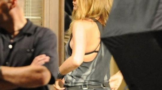 Jennifer Aniston: Σιγά σιγά μας τα δείχνει όλα!