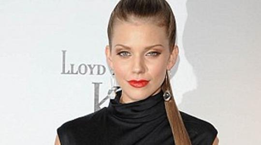 AnnaLynne McCord: Με καυτό σκίσιμο στο φόρεμα και χωρίς εσώρουχο!